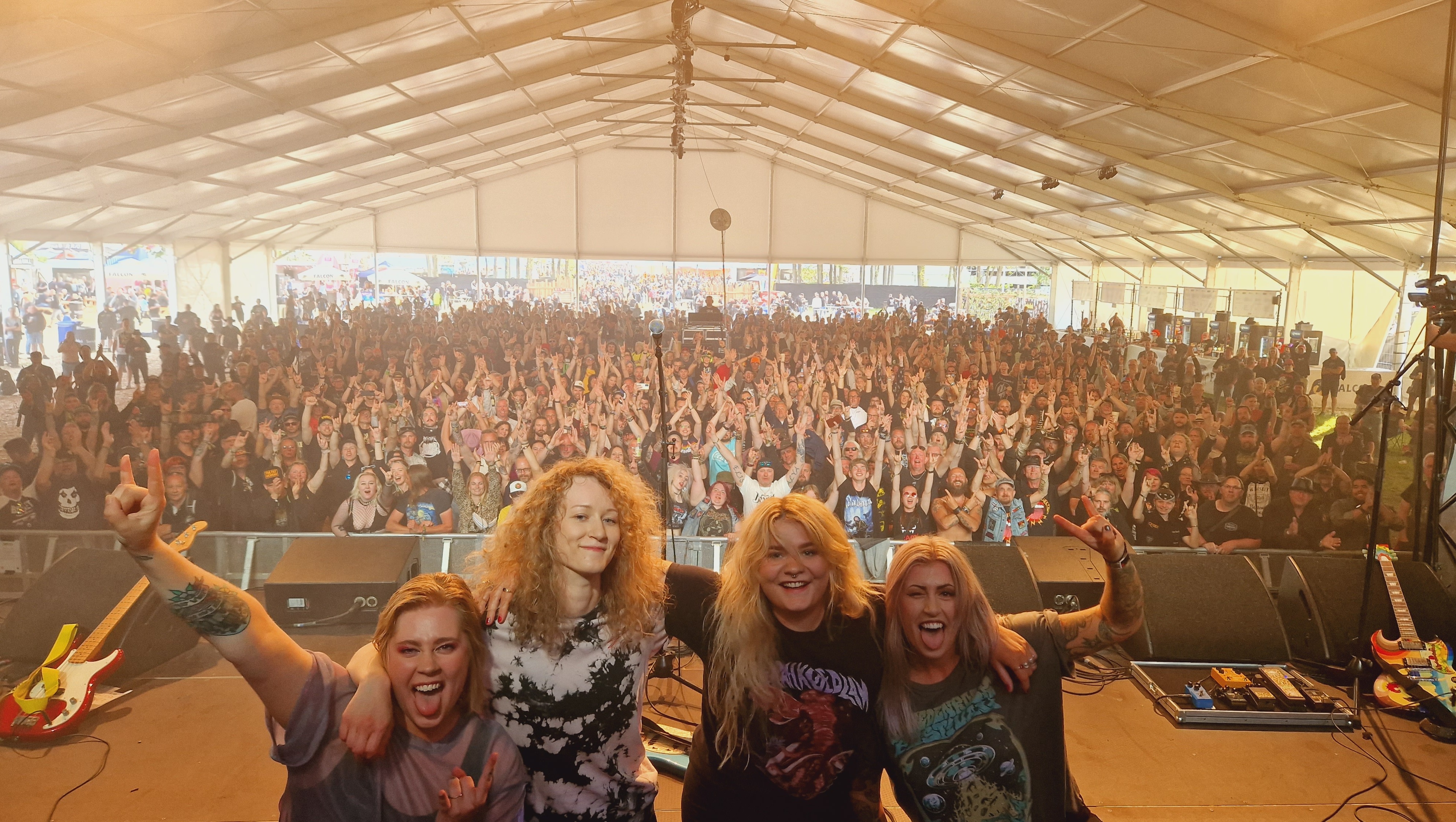 Bandet Browsing Collection med publik i bakgrunden.