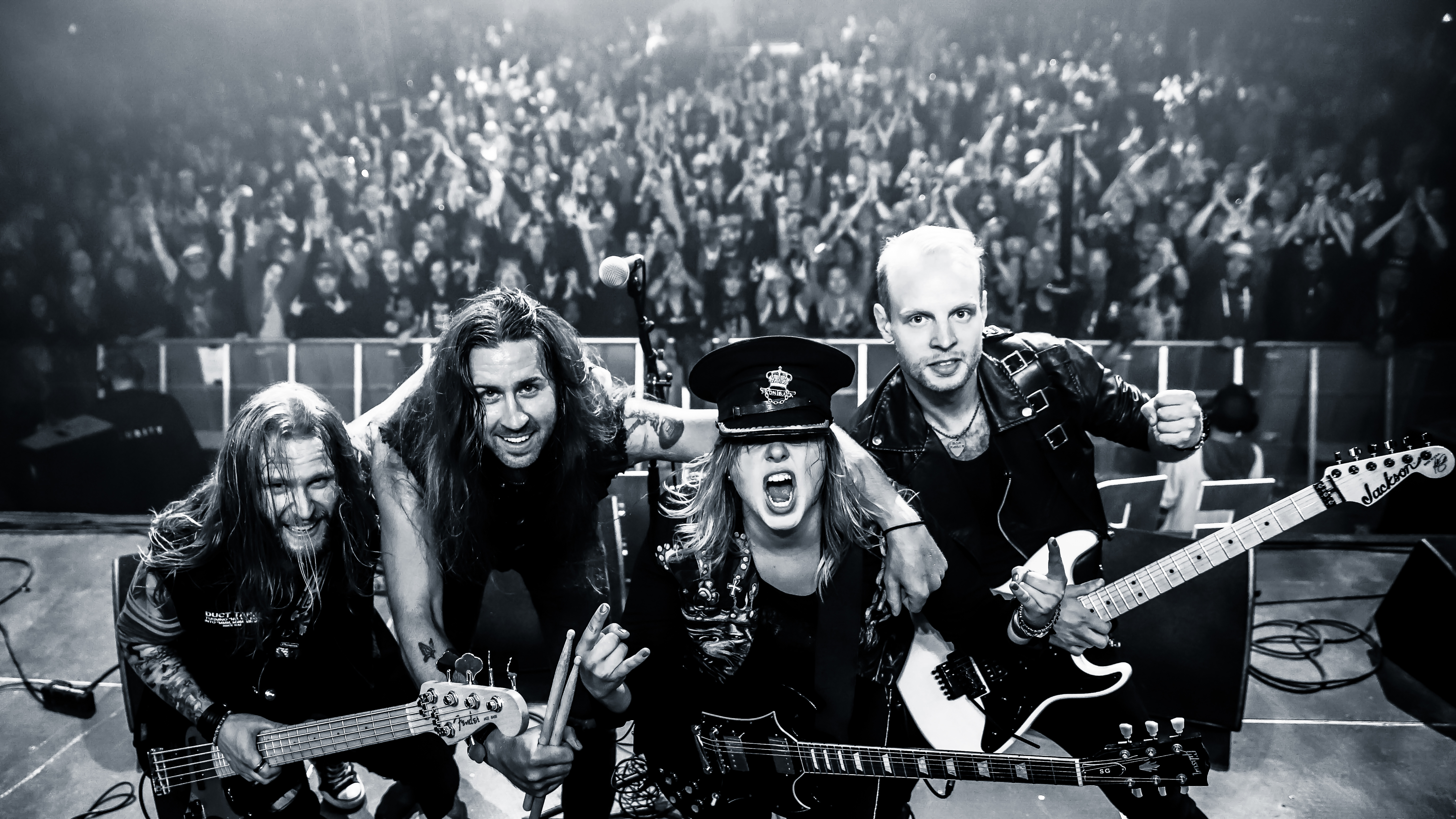 Bandet Frontback på scenen fotad mot publiken.