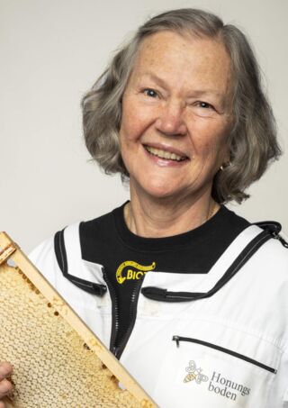 Maj Östberg Rundquist.JPG bild på biodlaren Maj Östberg Rundquist